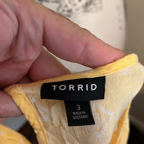 Torrid Yellow White Design Back Button Keyhole Tiered Top Contemporary Feminine - Picture 12 of 12